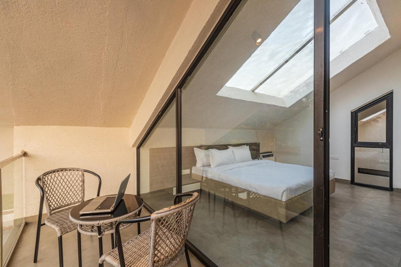 Saffronstays Stargazer, Karjat - Luxury Pool Villa With Lake View Экстерьер фото