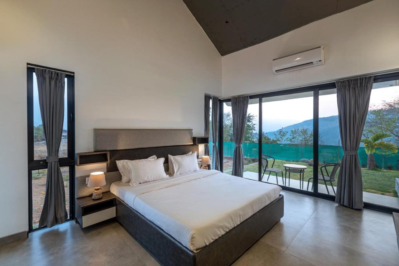 Saffronstays Stargazer, Karjat - Luxury Pool Villa With Lake View Экстерьер фото